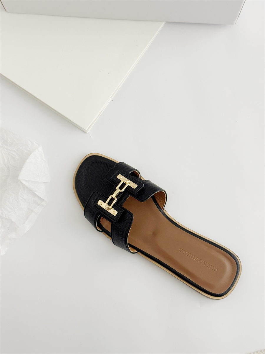 womens-summer-flat-slippers-2026-new-black-soft-sole-metal-buckle-beach-sandals_1 Women's Summer Flat Slippers 2026 New Black Soft Sole Metal Buckle Beach Sandals
