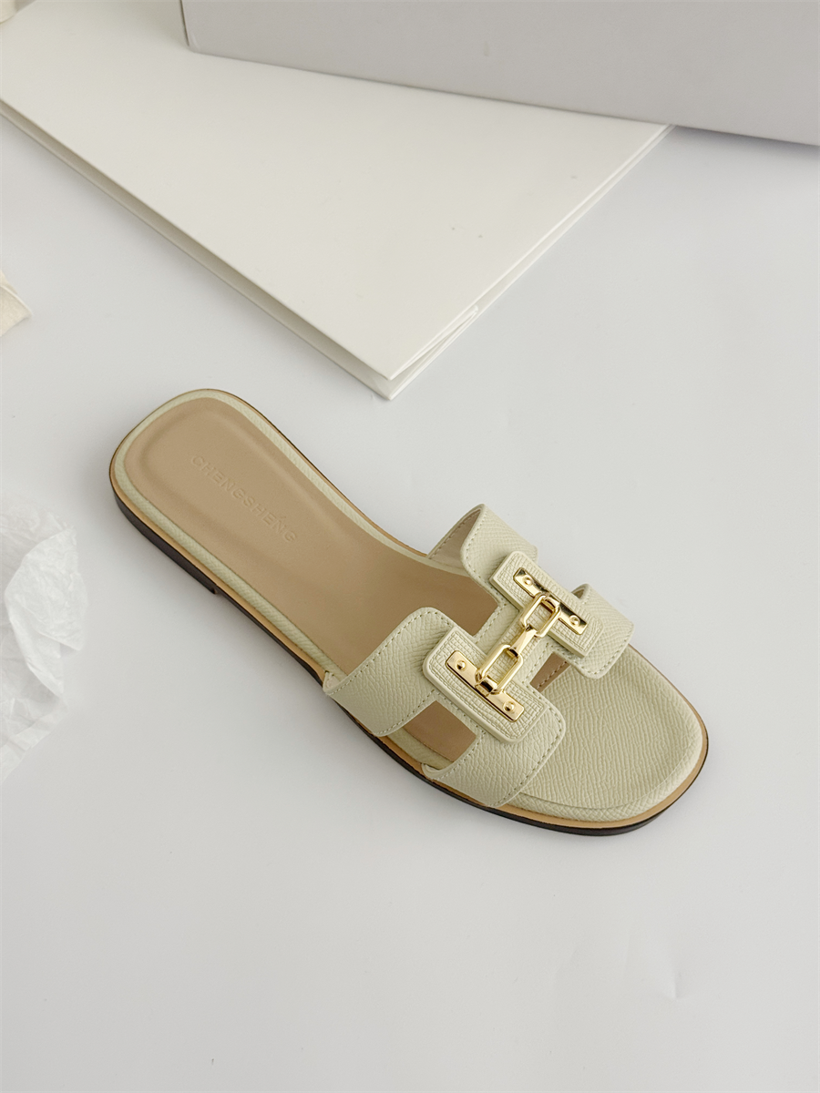 womens-summer-flat-slippers-2026-new-black-soft-sole-metal-buckle-beach-sandals_2 Women's Summer Flat Slippers 2026 New Black Soft Sole Metal Buckle Beach Sandals